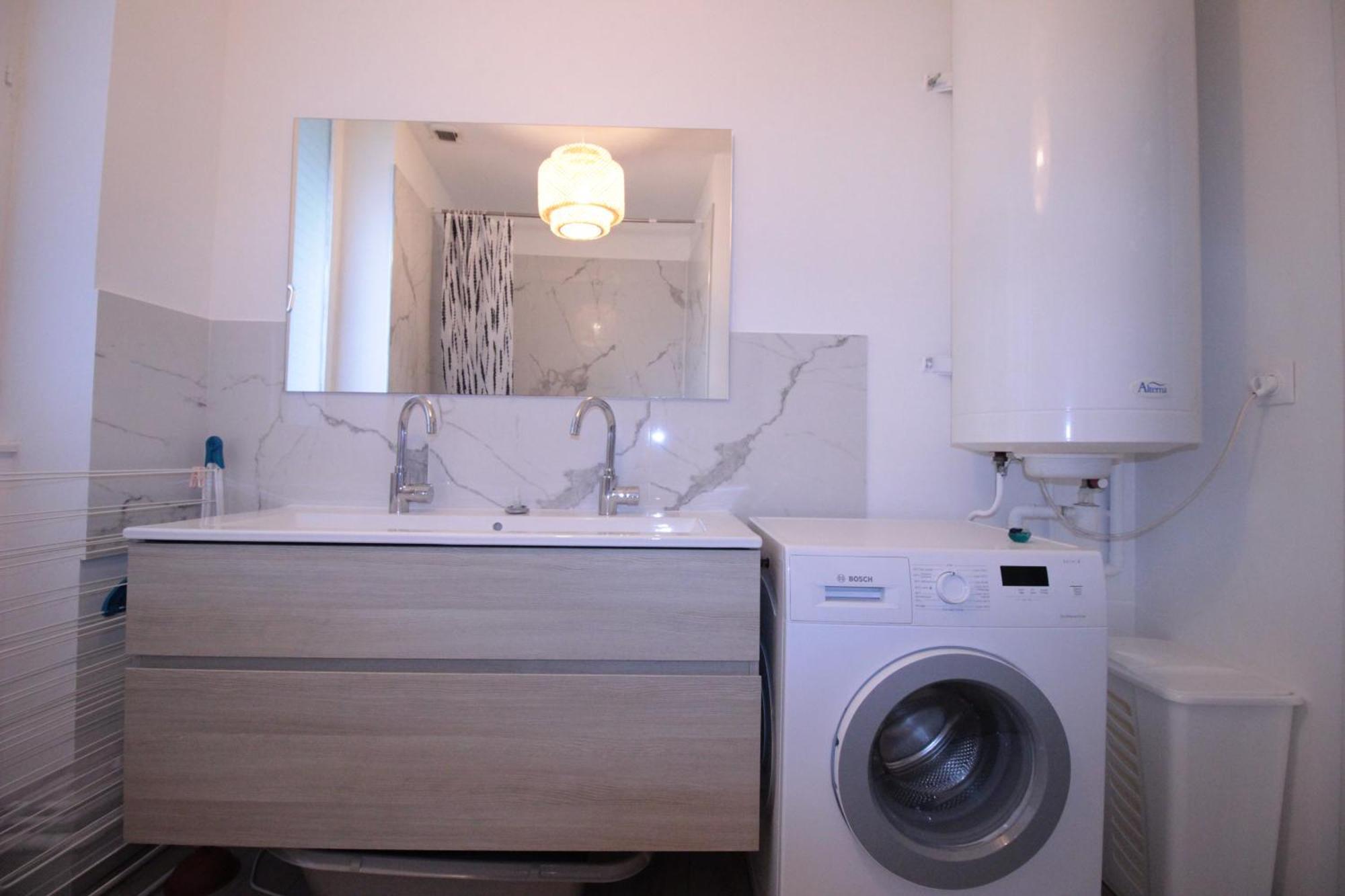 Logement Neuf "Meuse" - Hyper Centre - Parking Proche - Proche Gare - 4 Chambres - Terrasse Couverte - Wifi ! Gere Par Prestazen'Services Verdun-sur-Meuse Exterior photo