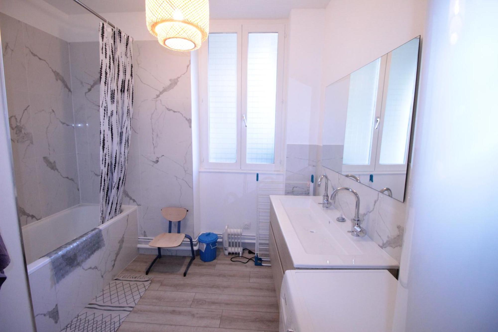 Logement Neuf "Meuse" - Hyper Centre - Parking Proche - Proche Gare - 4 Chambres - Terrasse Couverte - Wifi ! Gere Par Prestazen'Services Verdun-sur-Meuse Exterior photo